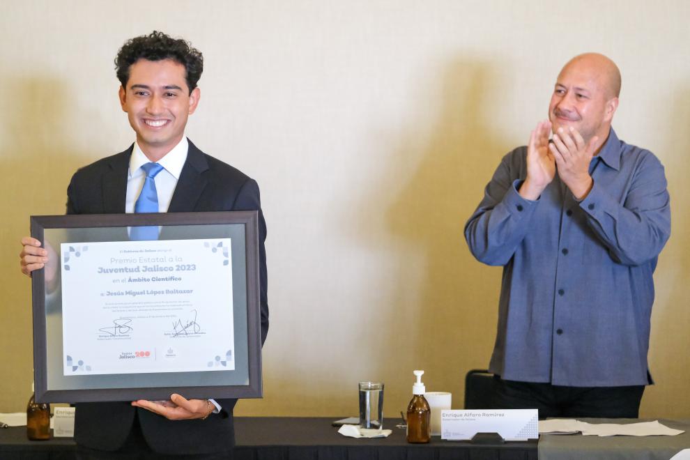 The Governor of Jalisco, Mexico presents Jesus Miguel Lopez Baltazar with his award